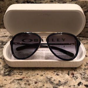 Oakley Kickback  Satin Gold/Navy w/Black